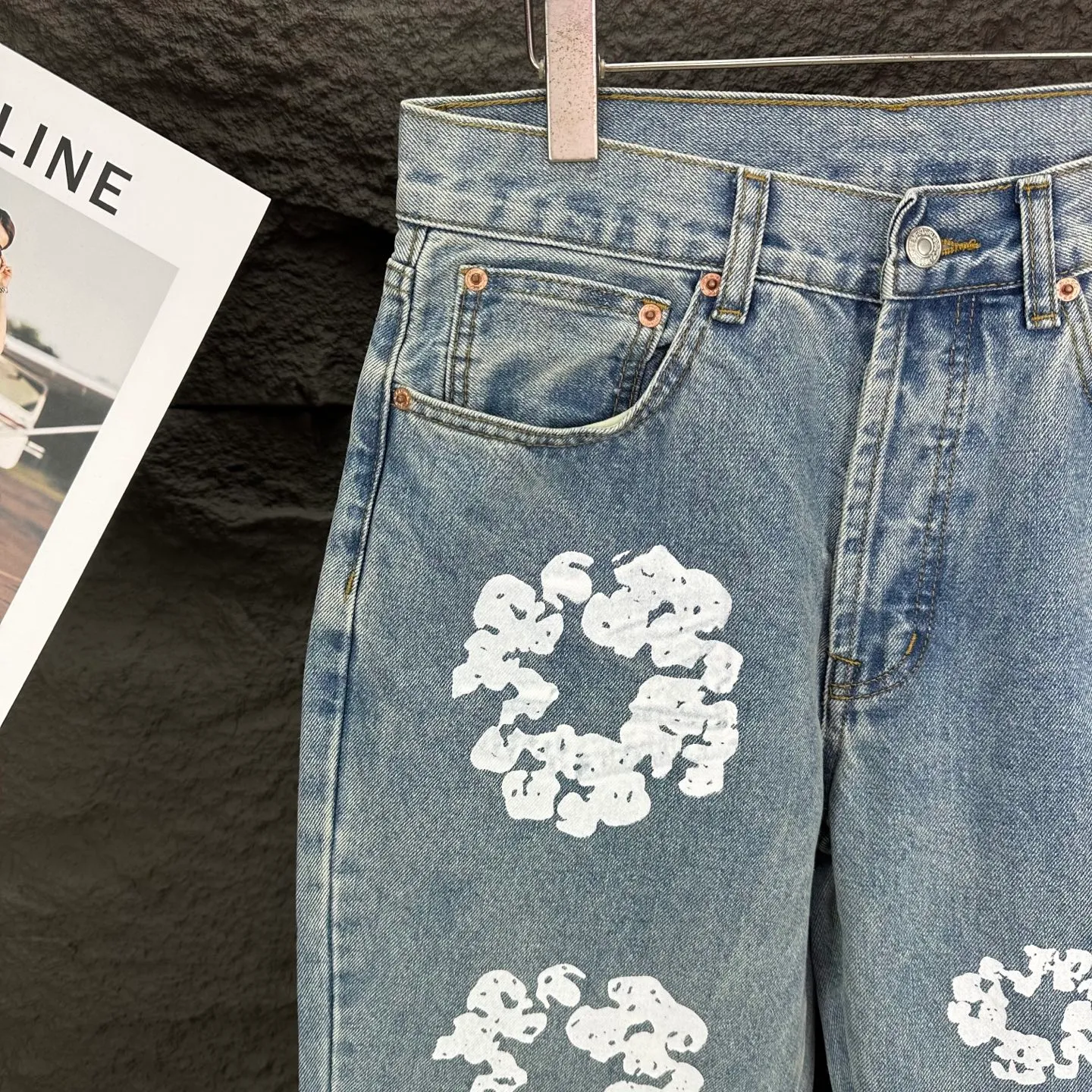 P230 Denim Tears 2025 new limited edition gem-inlaid kapok couples' washed jeans 🔥High version🔥High version🔥Top ceiling quality Styles with different washed textures are very friendly to people with thin legs and thick legs. The straight version is very flattering to the leg shape. Moderate length that never goes out of style, easy to match with casually, basic styling for various styles, a must-have in the wardrobe! The fabric is stiff but also makes the upper body soft without losing texture. The washing process is even more perfect. It is a must-have item for everyone! ! ! Washed wheat, hang tag, pants label, complete with three labels Color: black, blue, gray Size: 28, 30, 32, 34, 36 (five sizes)